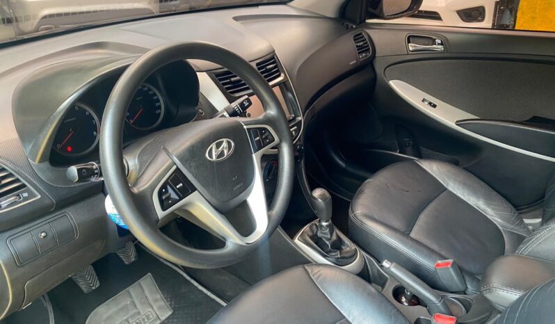 Hyundai Accent 2014 lleno